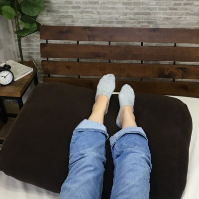 「お疲れ足へ」　足枕　(枕本体とブラウンの専用ファスナー付きカバー2枚)　