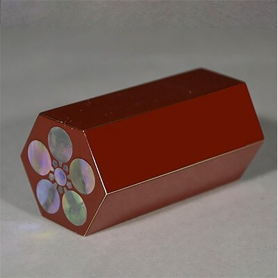 文鎮　寸寸六方螺鈿入　(朱)　梅鉢　(紙箱):高岡銅器