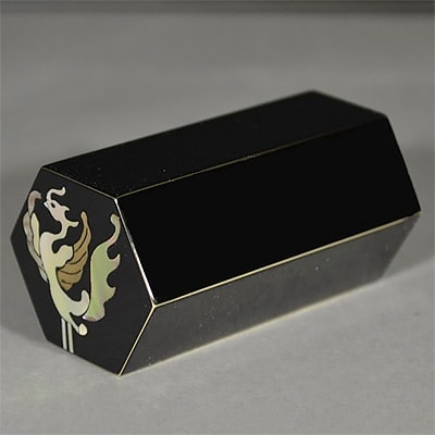 文鎮　寸寸六方螺鈿入　(黒)　鳳凰　(紙箱):高岡銅器