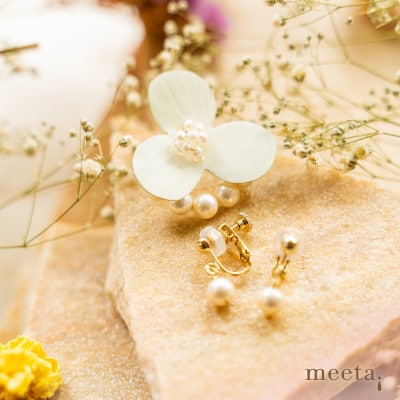 淡水パールとオパールの花弁のお花ブローチとイヤリング×各1点