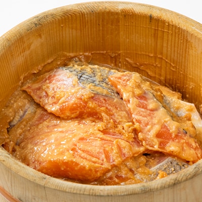 落語を聞かせたお味噌で漬けた「笑う魚の味噌漬け」