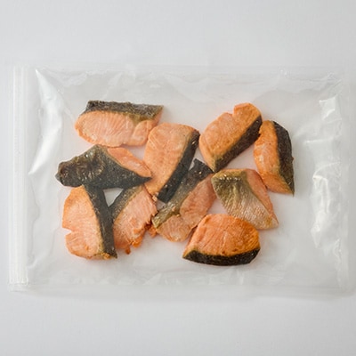 【直火焼き魚】骨取り 銀鮭塩焼き ハーフカット 10切入 加熱済