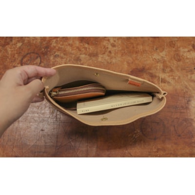 【minca】栃木レザーのサコッシュ/タン(生成)