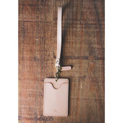 【minca】栃木レザーのストラップ付タテ型パスケース/タン(生成)　706