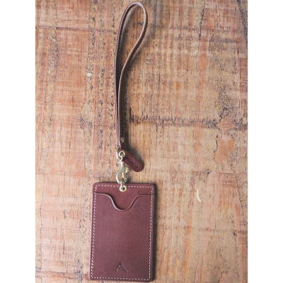 【minca】栃木レザーのストラップ付タテ型パスケース/チョコ　706