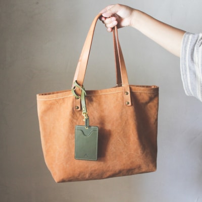 【minca】栃木レザーのストラップ付タテ型パスケース/チョコ　706