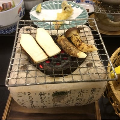 【期間限定】岩手県産 天然松茸 約200g 国産 松茸訳あり 【開きや小さめ、割れ、欠けなど】 