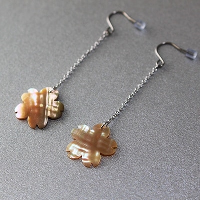 貝のピアス【桜:アワビ】