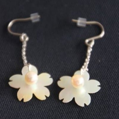 貝と真珠　ピアス【桜:アコヤ】