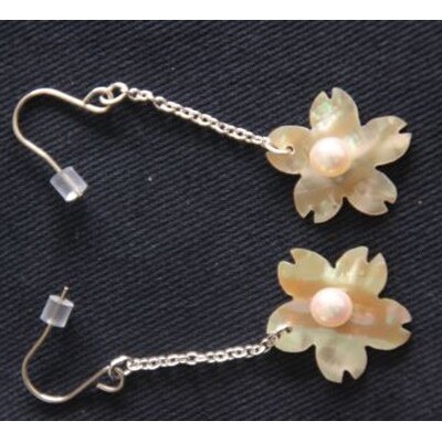 貝と真珠　ピアス【桜:アワビ】