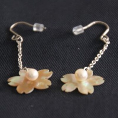 貝と真珠　ピアス【桜:アワビ】