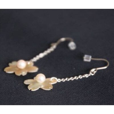 貝と真珠　ピアス【桜:アワビ】