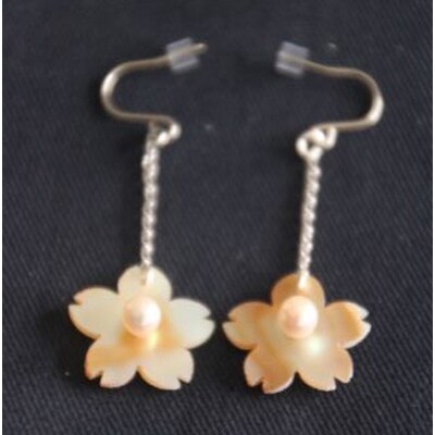 貝と真珠　ピアス【桜:マベ】