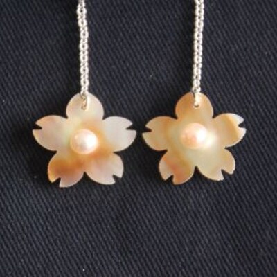 貝と真珠　ピアス【桜:マベ】