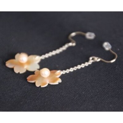貝と真珠　ピアス【桜:マベ】