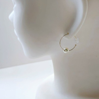 日常の着こなしをアップする、パールフープピアス ホワイト系