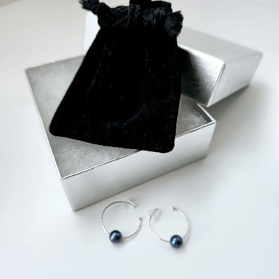 日常の着こなしをアップする、パールフープピアス ホワイト系