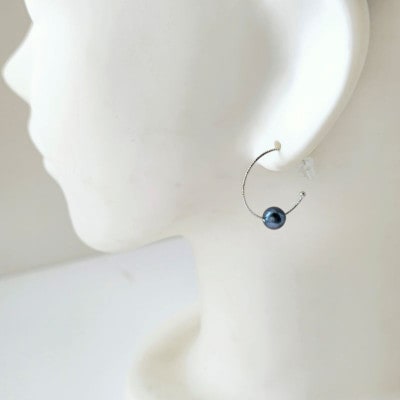 日常の着こなしをアップする、パールフープピアス ブルー系