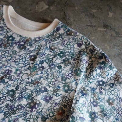 [HAM IAM]【数量限定】手差型染クルーネックTシャツ「小花ちらし」緑紫系【Mサイズ】