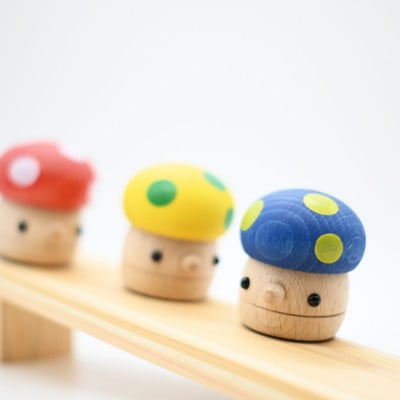 【川口市】坂に置くと動く木のおもちゃ(どんぐりきのこ3種とどんぐりの坂)(赤・黄・青)