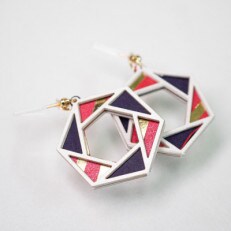 金箔/紙の耳飾り 『蕾(tsubomi)』crystal ruby 樹脂ピアス