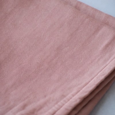 植木屋のまち川口の木で染めた「言ノ葉タオル 枇杷(ビワ)」