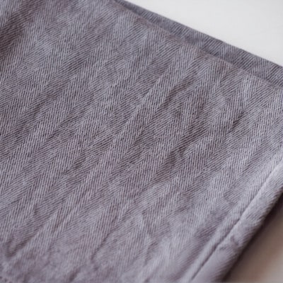 植木屋のまち川口の木で染めた「言ノ葉タオル 黒鉄黐(クロガネモチ)」