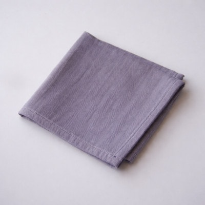 植木屋のまち川口の木で染めた「言ノ葉タオル 黒鉄黐(クロガネモチ)」