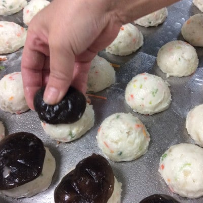 しいたけ坊ちゃん丸　熱海産ぷっくり椎茸　自然の豊かさとおいしさが伝わる練物。ユニークな形と美味