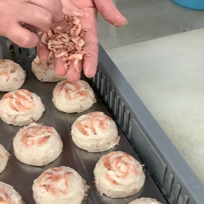 大漁!えび娘　桜えびだけ大漁に　香ばしい香りとふんわり食感が愛される贅沢な練り物