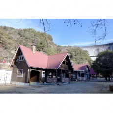 下北山スポーツ公園キャンプ場 E型コテージ 1泊宿泊券(12名様用) | ふるさと納税のお礼品