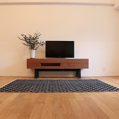 主張を抑え、空間に凛と佇むデザイン【Division150TVボード ウォールナット】『境木工』