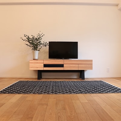 主張を抑え、空間に凛と佇むデザイン【Division150TVボード ゼブラウッド】『境木工』