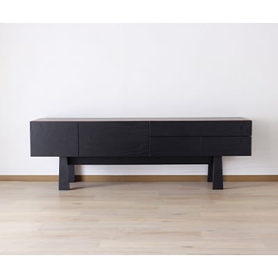 主張を抑え、空間に凛と佇むデザイン【Division150ローボード ケヤキ黒】『境木工』