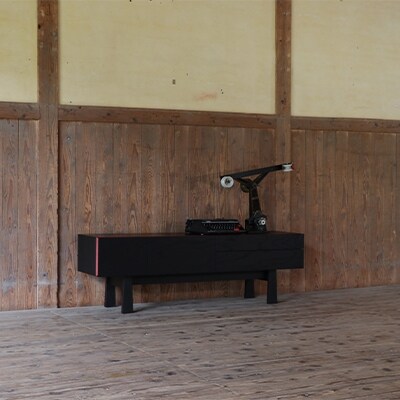 主張を抑え、空間に凛と佇むデザイン【Division150ローボード ケヤキ黒】『境木工』