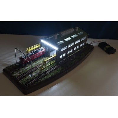 Ｎゲージ用　[９０ｃｍ×３０ｃｍ]\n架線柱ヤード灯つき電車区機関区　照明付