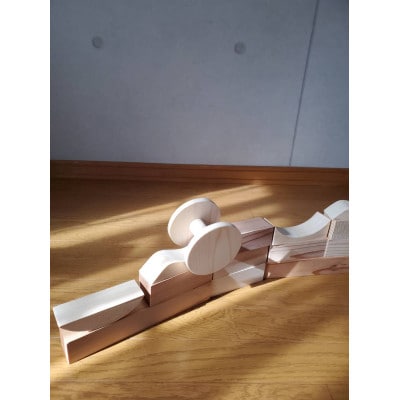 森と人をつなぐ　積み木モノレール