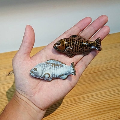 熊本県の伝統的工芸品【小代焼】　コイ箸置き(黒・白のペア)