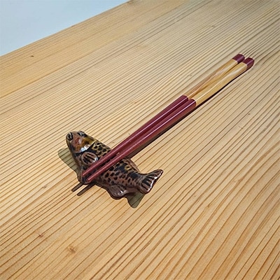 熊本県の伝統的工芸品【小代焼】　コイ箸置き(黒・白のペア)