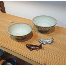 熊本県の伝統的工芸品[小代焼] ご飯茶碗(大1個・小1個)&コイ箸置き(白1個・黒1個)セット