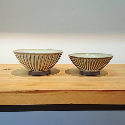 熊本県の伝統的工芸品【小代焼】　ご飯茶碗(大1個・小1個)&コイ箸置き(白1個・黒1個)セット