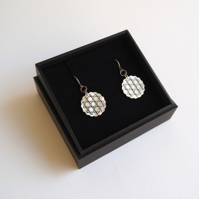 白蝶貝のレース彫刻「麻」ピアス