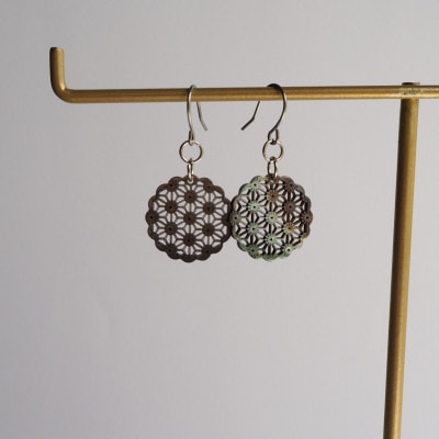 黒蝶貝のレース彫刻「麻」ピアス