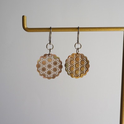 茶蝶貝のレース彫刻「麻」ピアス