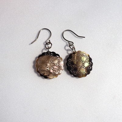 茶蝶貝のレース彫刻「麻」ピアス