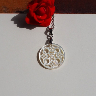 白蝶貝「大極門の錺金具」ペンダント