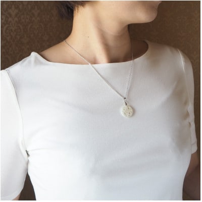 白蝶貝「大極門の錺金具」ペンダント