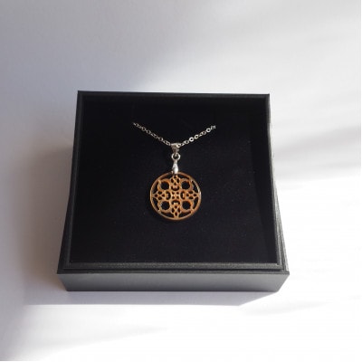 茶蝶貝「大極門の錺金具」ペンダント