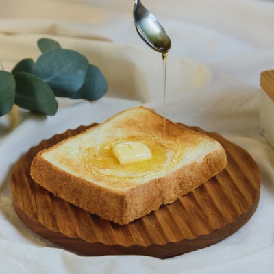 【新潟県加茂市】トーストを美味しく食べる木のパン皿〈波乗りパン皿〉サイズ200・国産山桜