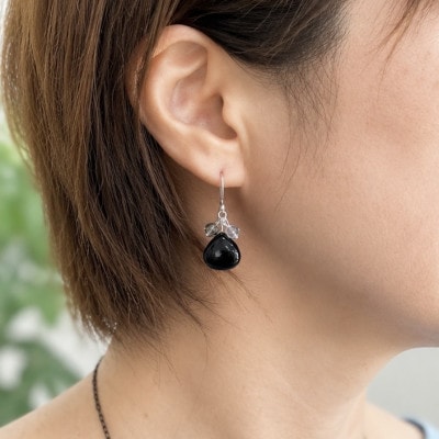 天然石オニキスのとスワロフスキーのピアス